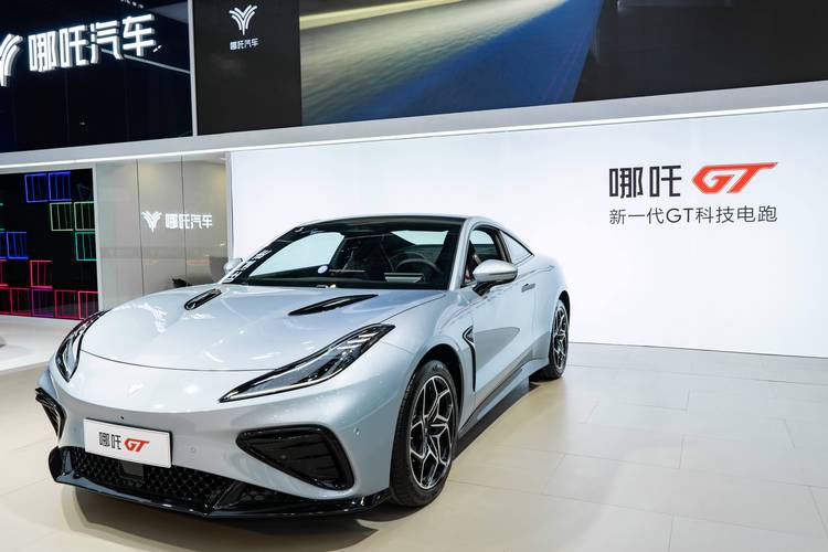 广州217哪吒汽车在智能汽车领域的表现，领途汽车在新能源汽车市场中的影响力